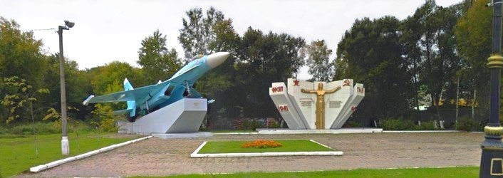 Памятник боевому самолету-истребителю СУ-27